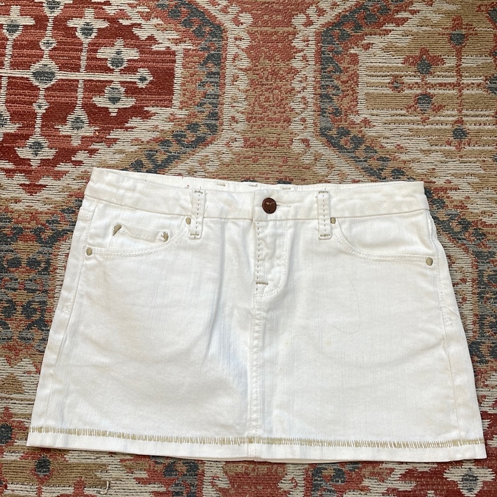 Vegas’s Studio Size S, mini white denim skirt. (K)